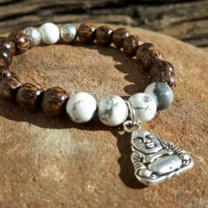 Bracelet sérénité bois, howlite et pendentif bouddha - Omyoki