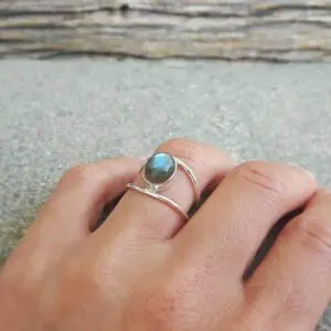 Bague fine en labradorite bleu