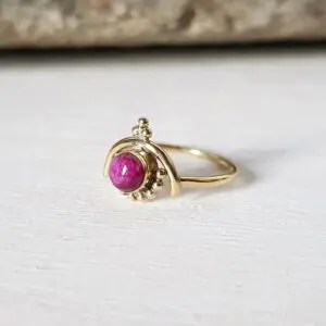 Bague en rubis indien dorée NYDRI