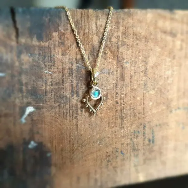 Collier fin doré et pendentif labradorite