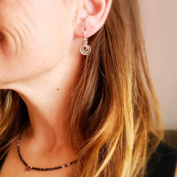 Petites boucles d'oreilles grenat