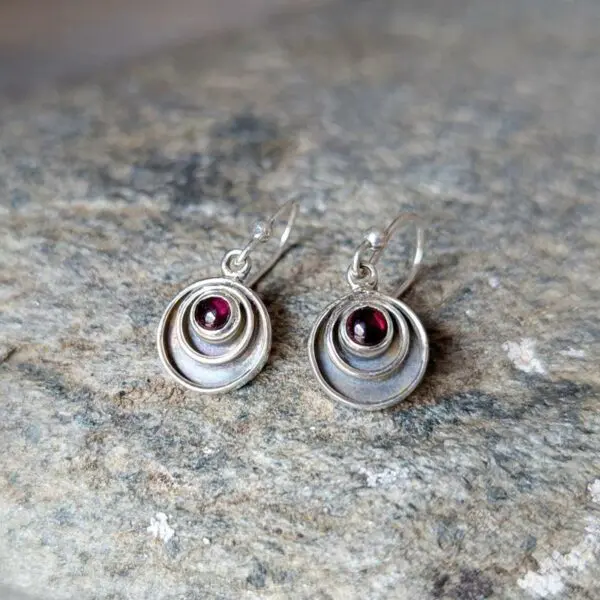 Petites boucles d'oreilles grenat