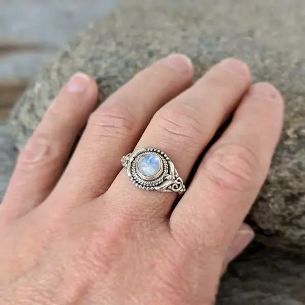 Petite bague ethnique pierre de lune