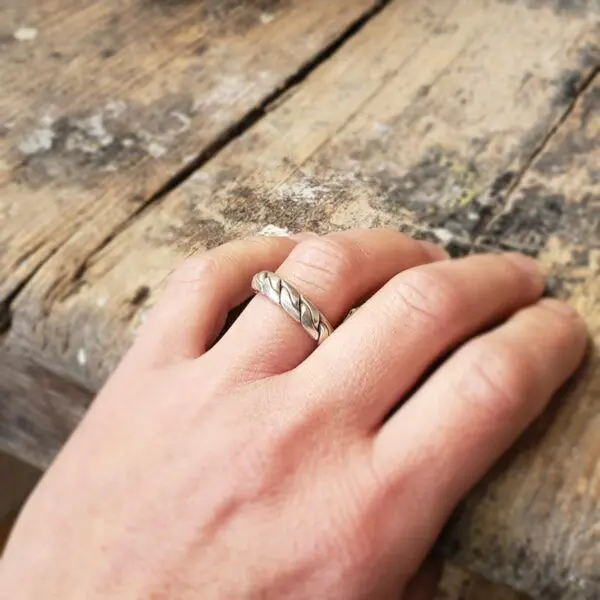 Bague ethnique en argent tressé