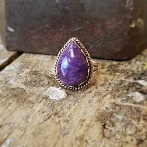 Bague en argent et charoïte goutte