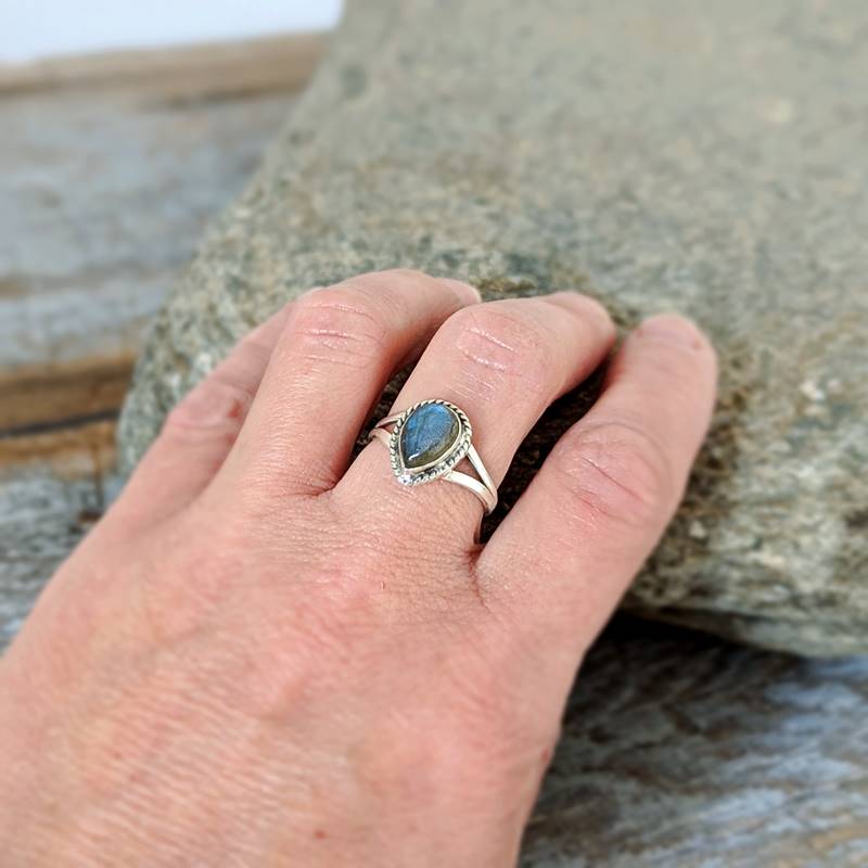 Bague en labradorite goutte