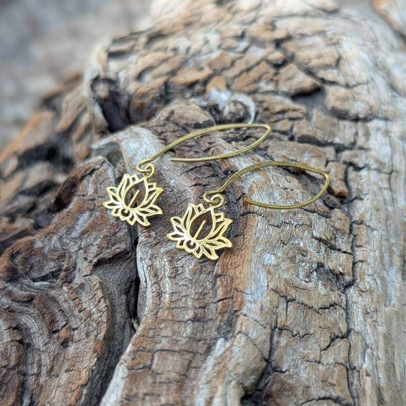 boucles-doreilles-fleur-de-lotus-dorees-6 Boucles d'oreilles fleur de lotus dorées