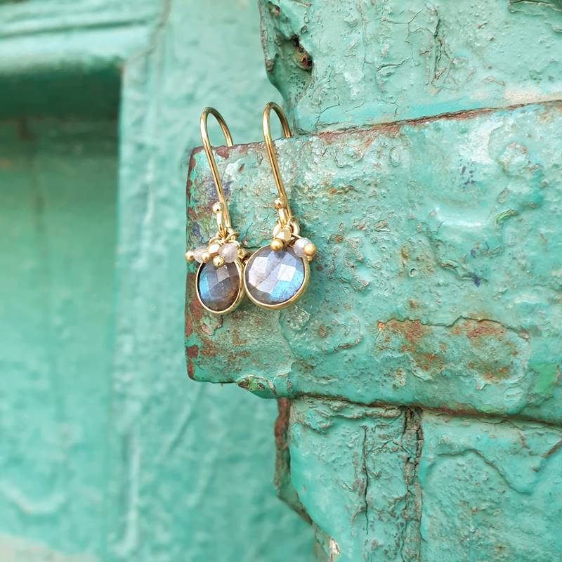 Boucles d'oreilles en labradorite dorées PASTILLE Boucles d'oreilles en labradorite dorées PASTILLE