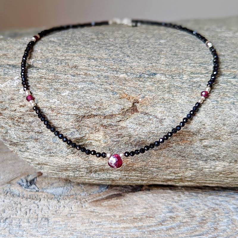 Collier onyx et grenat SAMARKANDE Collier onyx et grenat SAMARKANDE