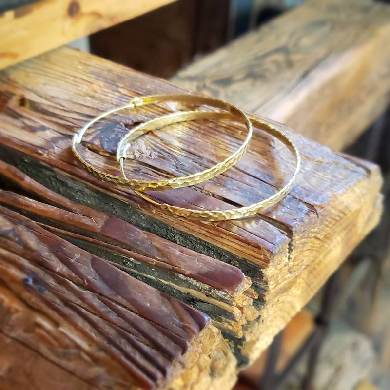 Créoles dorées fines martelées JAÏ Créoles dorées fines martelées JAÏ