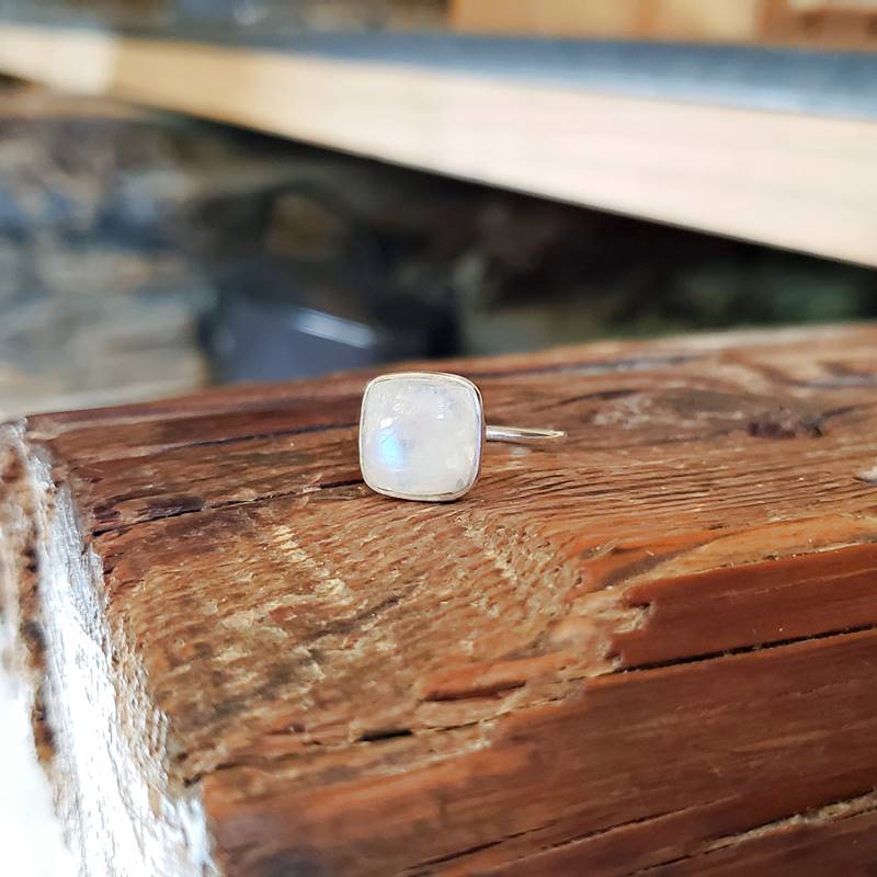 Bague minimaliste pierre de lune Bague minimaliste pierre de lune