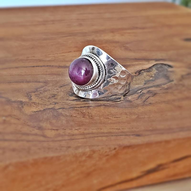 Bague rubis étoilé argent martelé Bague rubis étoilé argent martelé