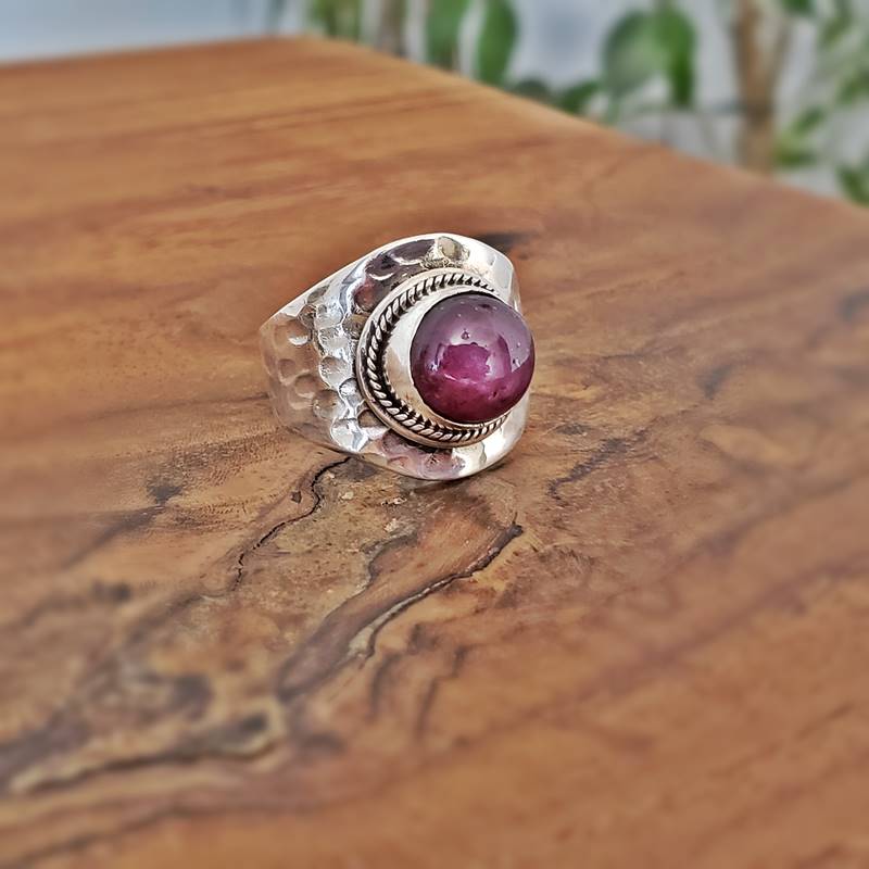 Bague rubis étoilé argent martelé