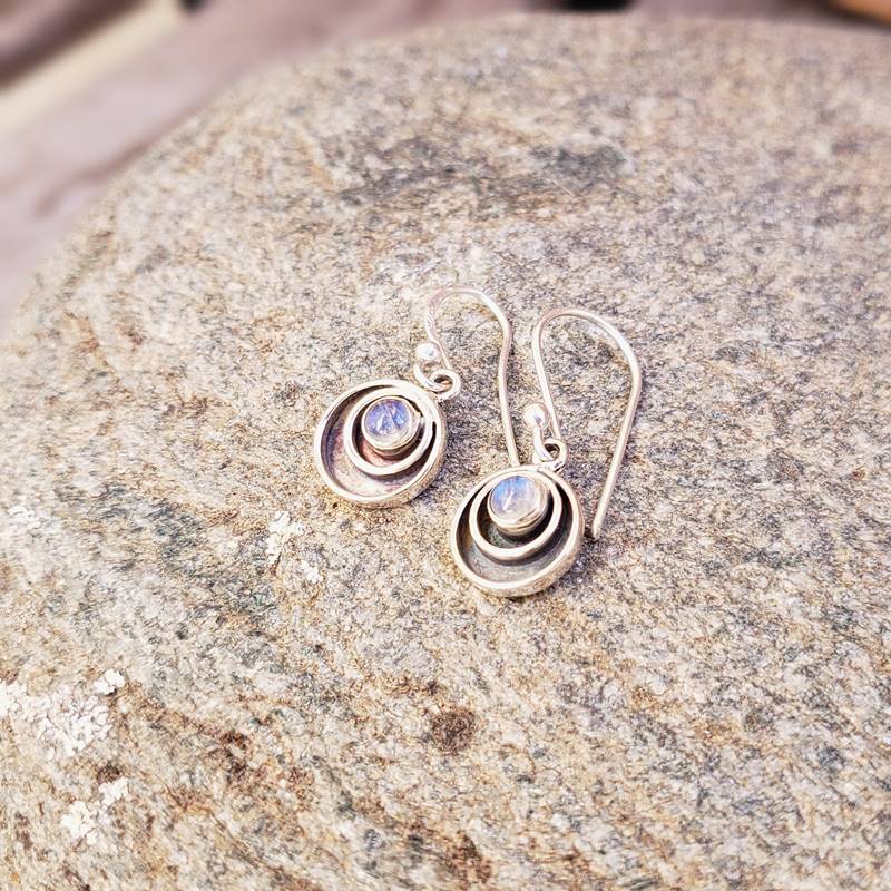 Petites boucles d'oreilles pierre de lune Petites boucles d'oreilles pierre de lune