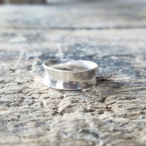 Bague fine en argent martelé ajustable