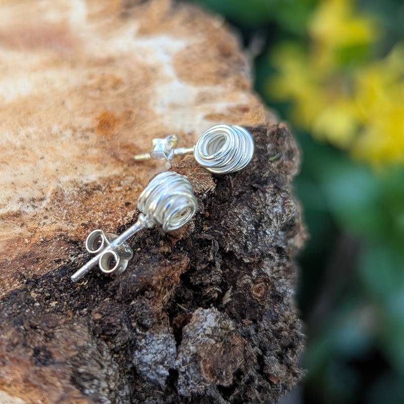 Clous d'oreilles artisanales nid d'argent Clous d'oreilles artisanales nid d'argent