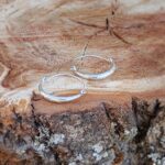 Créoles artisanales en argent torsadé