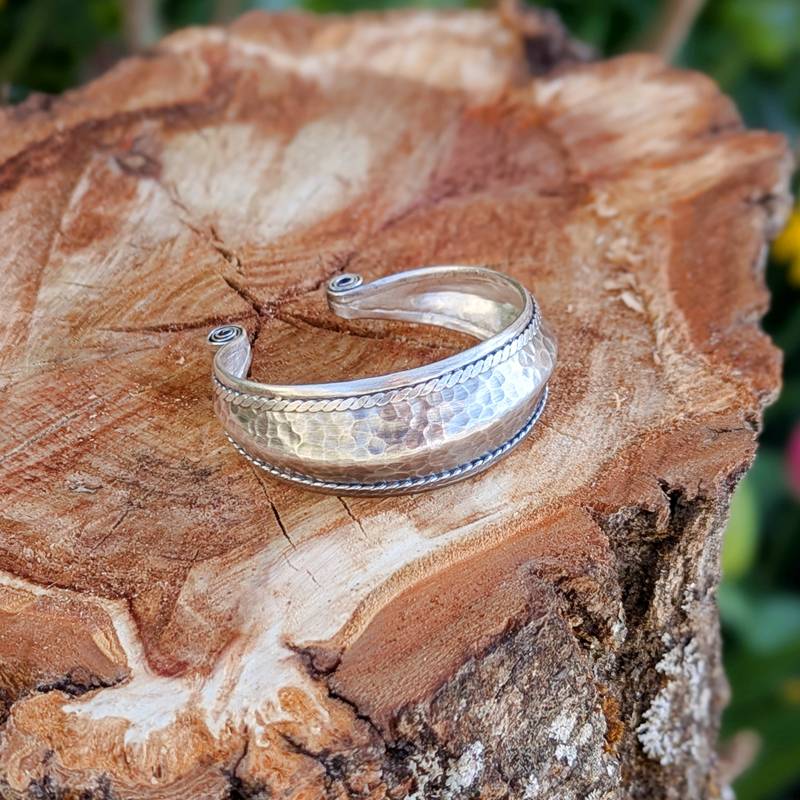 Gros bracelet ethnique en argent martelé Gros bracelet ethnique en argent martelé