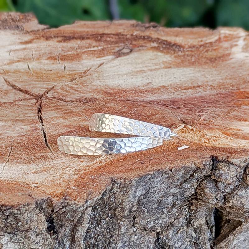 Longues boucles d'oreilles en argent martelé Longues boucles d'oreilles en argent martelé