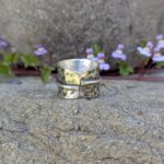 Bague réglable en argent martelé vieilli