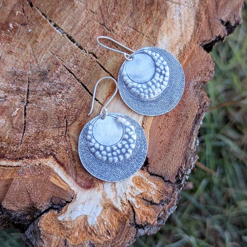 Boucles d'oreilles disques martelés en argent Boucles d'oreilles disques martelés en argent