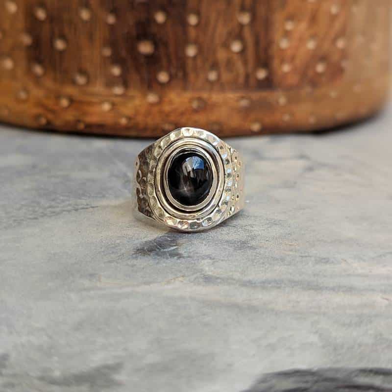 Bague en saphir étoilé noir Bague en saphir étoilé noir