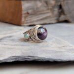 Bague ethnique en rubis indien et opale blanche