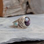 Bague ethnique en rubis indien et opale blanche