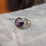 Bague ethnique en rubis indien et opale blanche