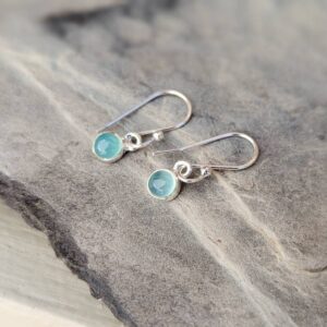 Petites boucles d'oreilles calcédoine aqua