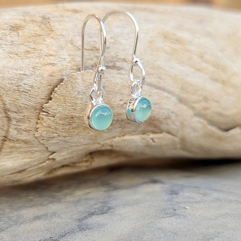 Petites boucles d'oreilles calcédoine aqua Petites boucles d'oreilles calcédoine aqua